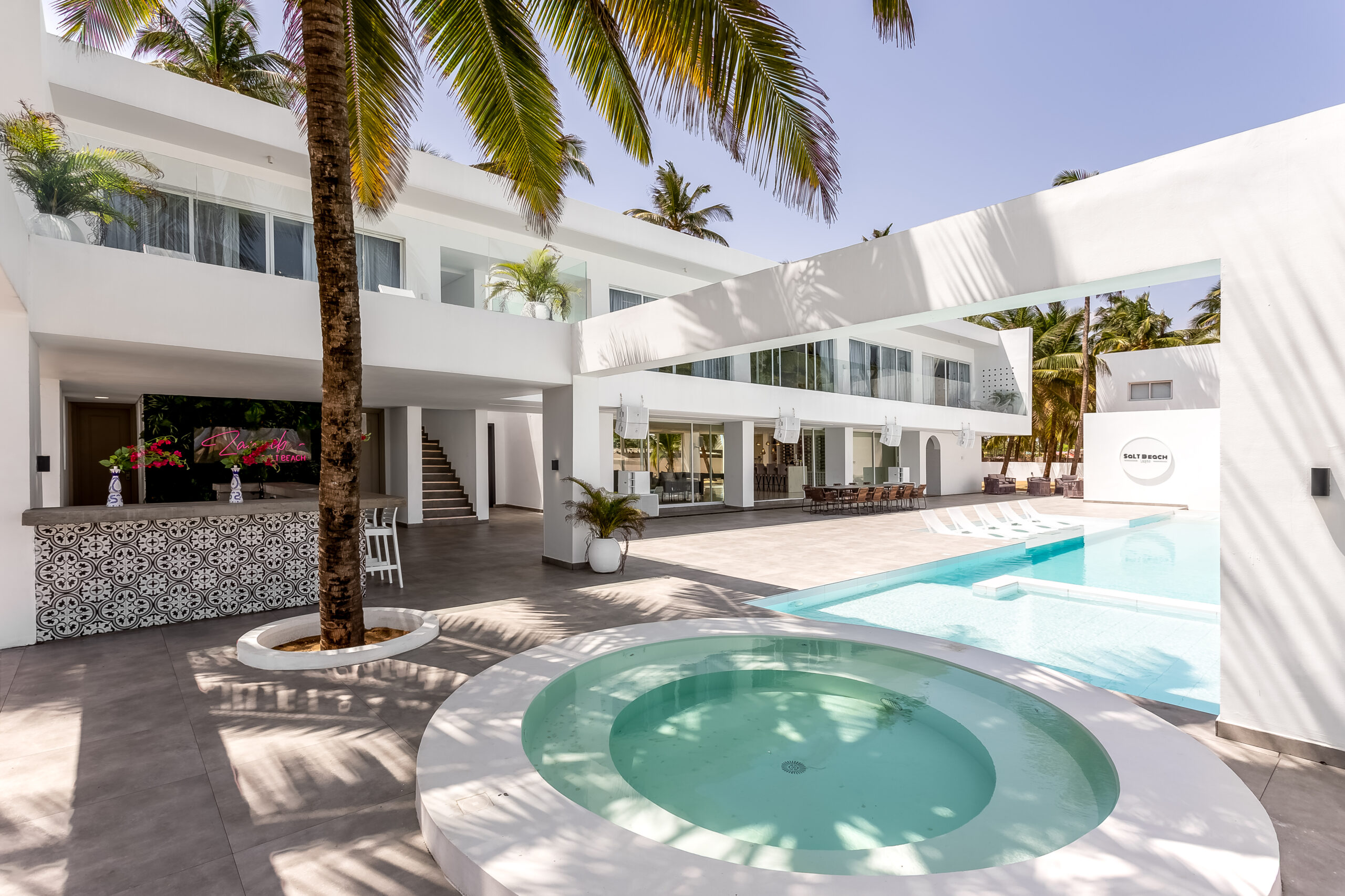 Salt Beach Round Pool view